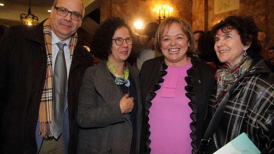 Rosa Menéndez, segunda por la derecha, ayer, con compañeros llegados de Asturias.