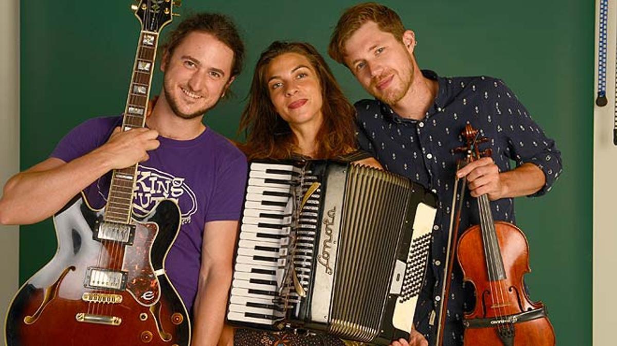 Natalia Tena, al frente de Molotov Jukebox, interpreta en acústico la canción ’Too late’.