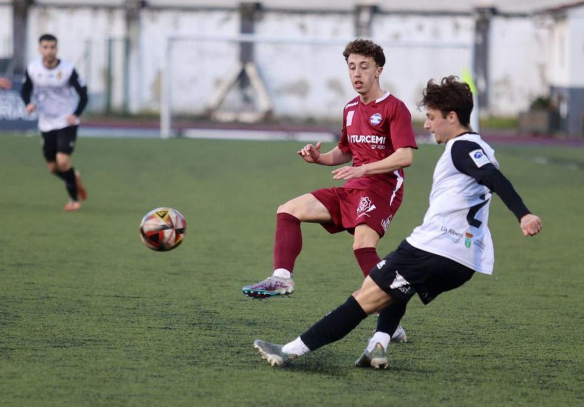 Un partido reciente del Caudal Deportivo en el Hermanos Antuña. | firma