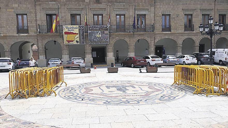 Vallas dispuestas en la Plaza Mayor de Benavente para el mercado de las frutas y verduras de hoy.