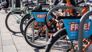 Bicicletas de empresas de bikesharing en distintos puntos de la ciudad de Barcelona