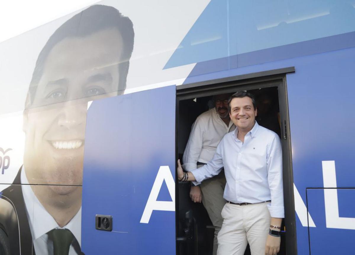 PSOE 8 Antonio Hurtado inició la campaña en la plaza de la Unidad.