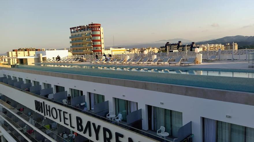 La nueva piscina 'infinity' en la azotea del hotel Bayrén de Gandia