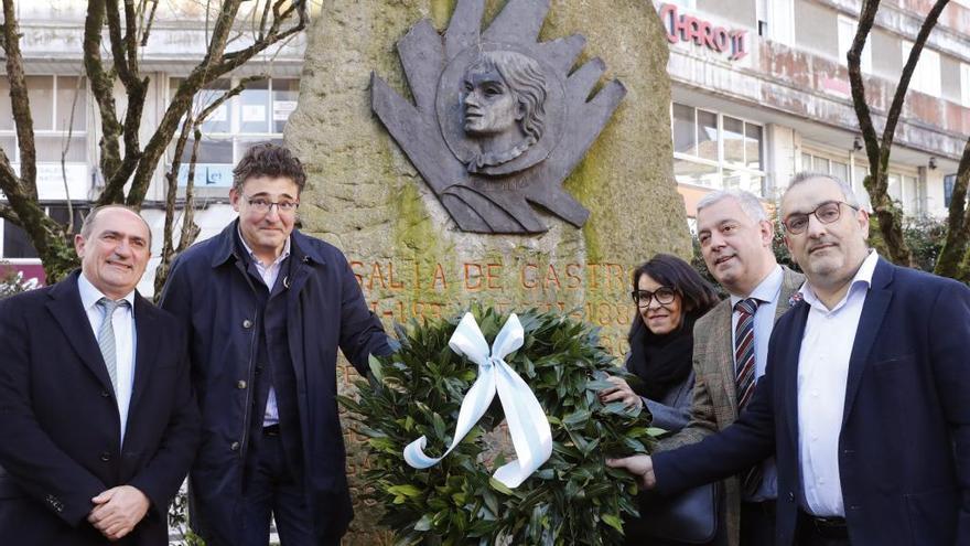 El secretario xeral de Política Lingüística, Valentín García, el presidente de la Fundación Rosaía de Castro, Anxo Angueira, y representantes municipales, realizan la ofrenda a Rosalía en Santiago de Compostela. // Lavandeira jr.