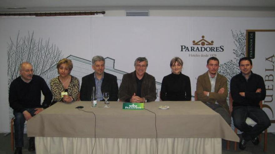 Ponentes que asistieron a las jornadas micólogicas en la ceremonia de clausura en el centro, José Fernández.