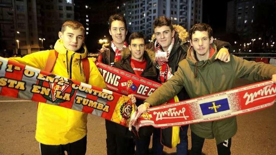 En la fotografía de la izquierda, Eloy Ameijide, Mario Pérez, Diego Piñeiro, Daniel Díez y Mario Ferreiro. A la derecha, un grupo de amigos de Vegadeo.