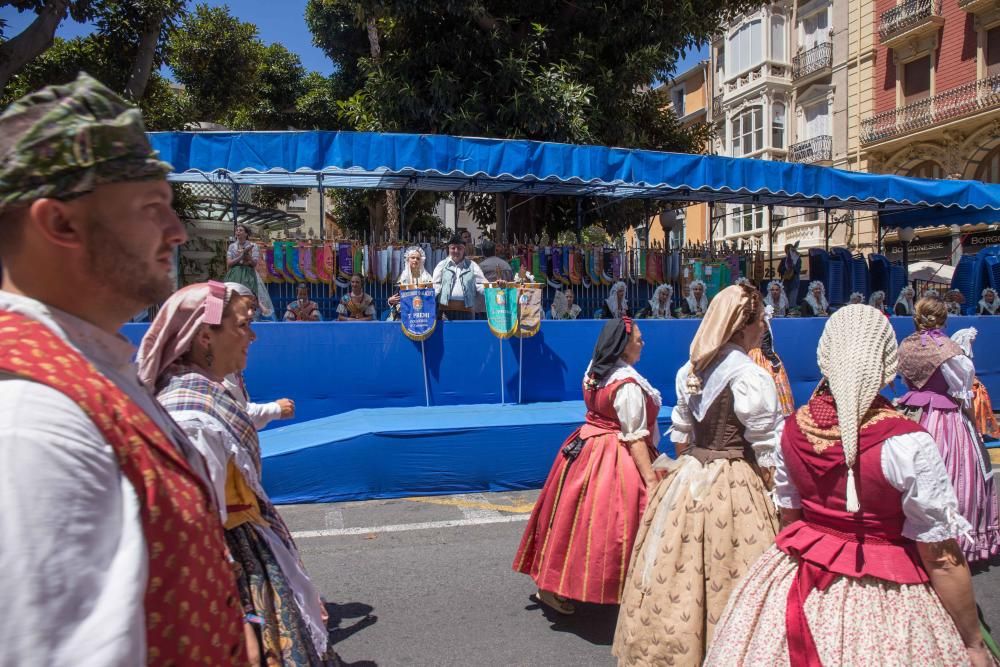 El Desfile de Entrega de Premios culmina con la entrega de más de 600 galardones a hogueras y barracas