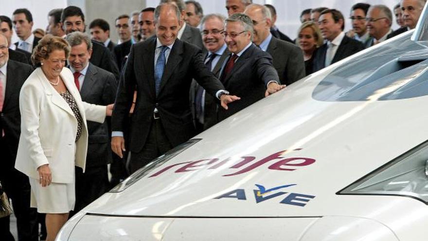 José Blanco, Francisco Camps y Rita Barberá tocan, exultantes, la cabeza del S-112, conocido como «el pato», al llegar a la estación de Valencia Joaquim Sorolla.