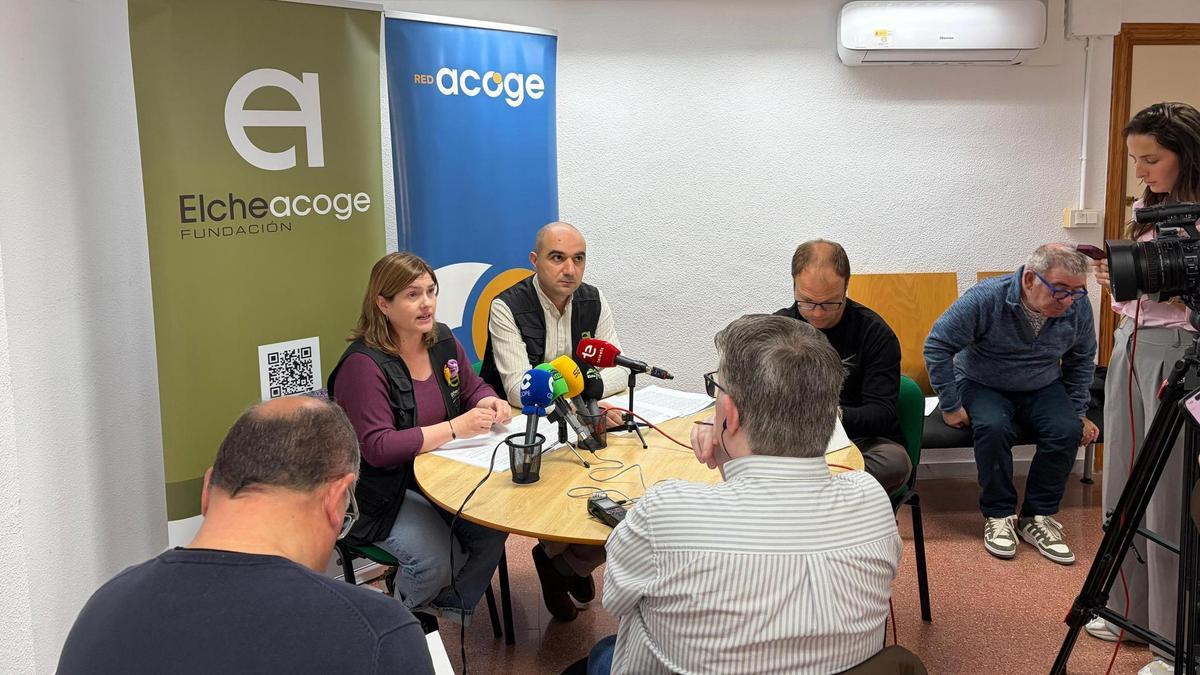 Elche Acoge ha tenido que aumentar su personal para atender la alta demanda de solicitudes en la regularización extraordinaria de inmigrantes