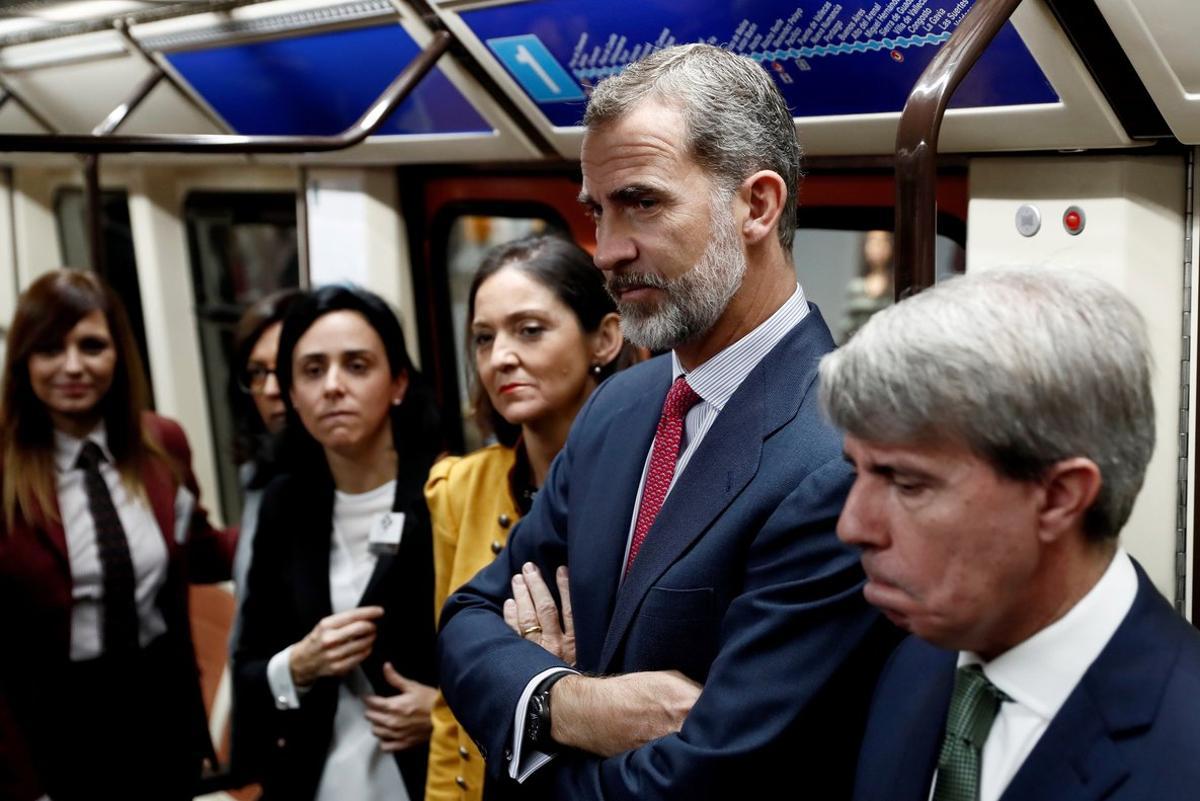 GRAF8342. MADRID (ESPAÑA), 17/10/2018.- El Rey Felipe, la ministra de Industria Reyes Maroto (3i), y el presidente de la Comunidad de Madrid Ángel Garrido (d), acceden al metro en la estación de Sol, durante el acto conmemorativo del centenario de la puesta en funcionamiento de la primera línea de Metro de Madrid, haciendo el recorrido en metro entre las estaciones de Sol y Chamartín.-EFE/Mariscal