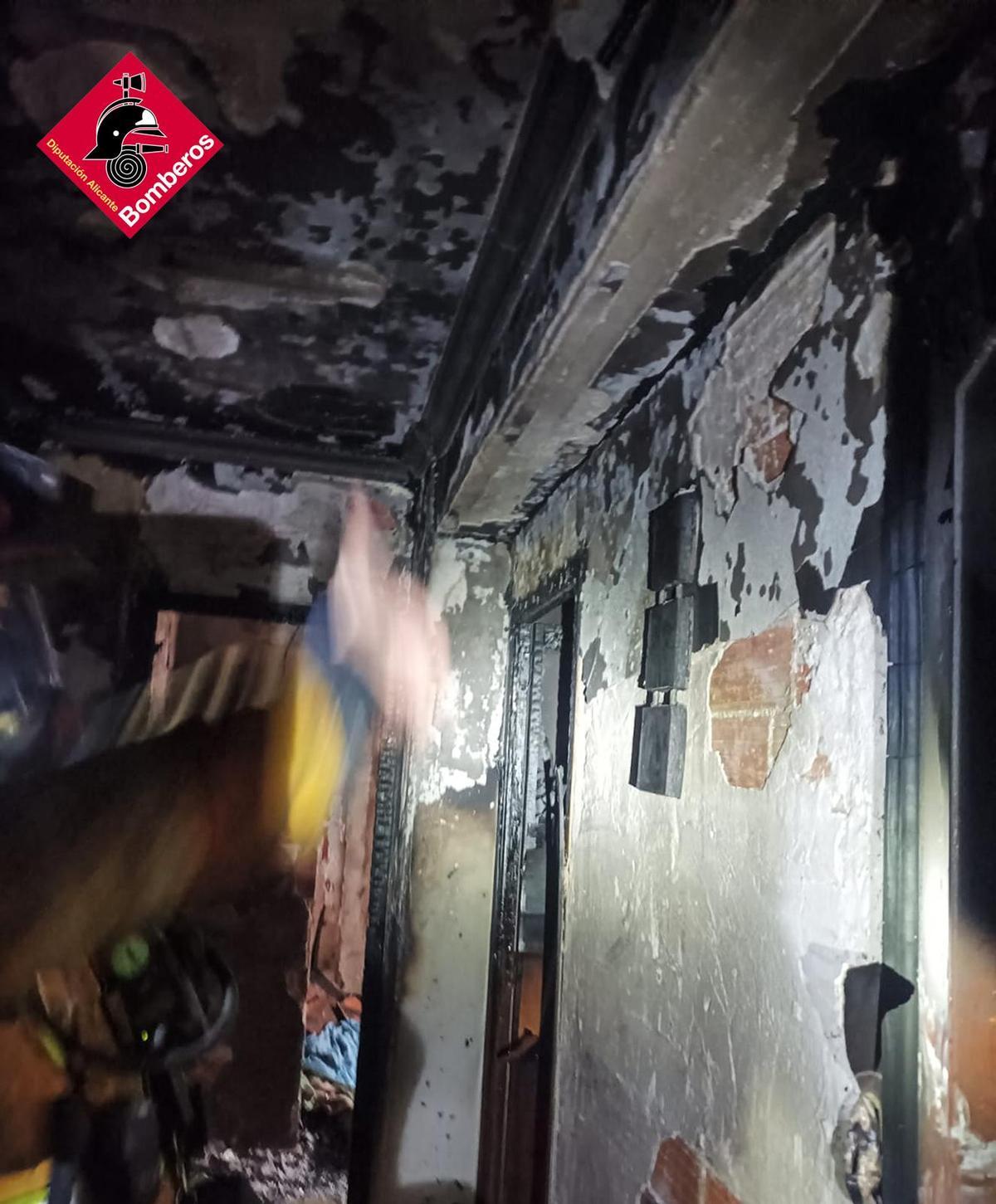El perro salvado por los bomberos y la destrucción del incendio en Dénia (imágenes)