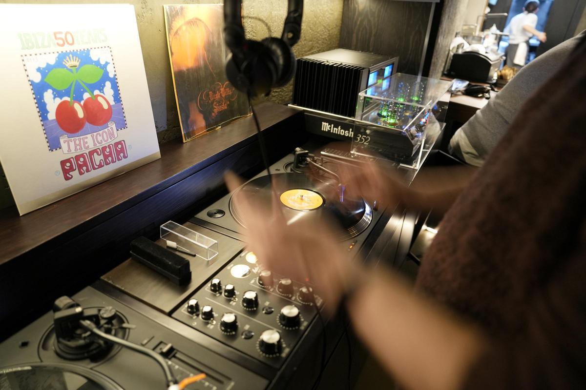 Mesa de mezclas 'vintage', platos Technics de la serie 1200, amplificador de válvulas McIntosh y, por supuesto, solo vinilo en el restaurante japonés y audiófilo Mateo Honten.