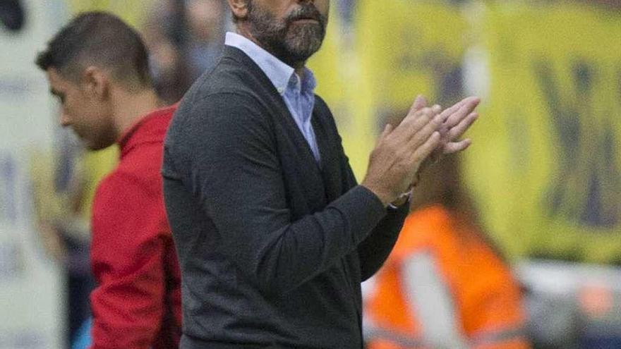Quique Sánchez Flores, entrenador del Espanyol, da indicaciones en la banda.