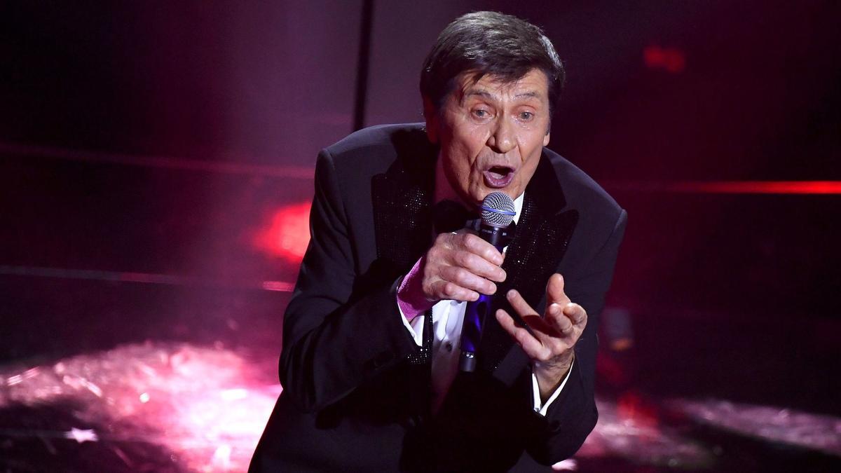 Gianni Morandi, dándolo todo en Sanremo a los 77 años.