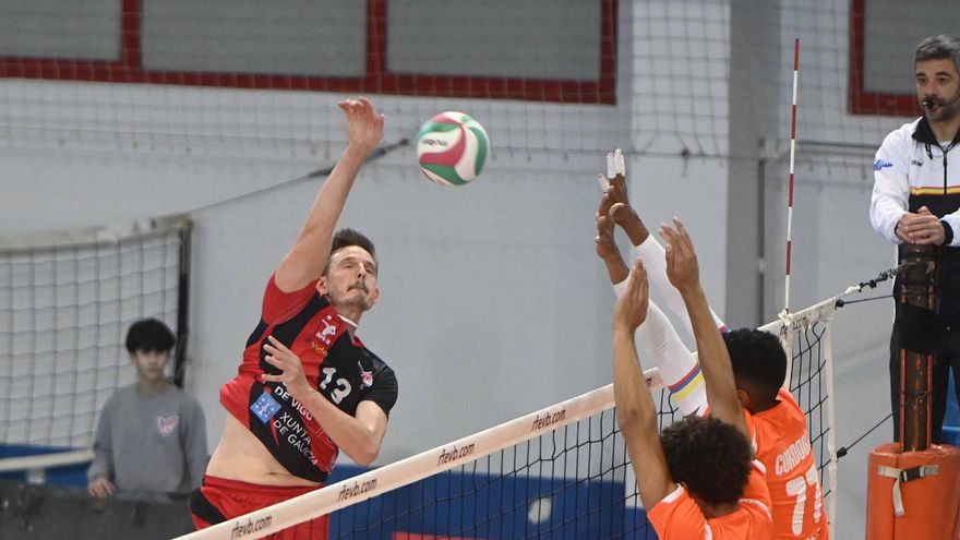 El Vigo reserva su mejor cara para el quinto set en un mal día