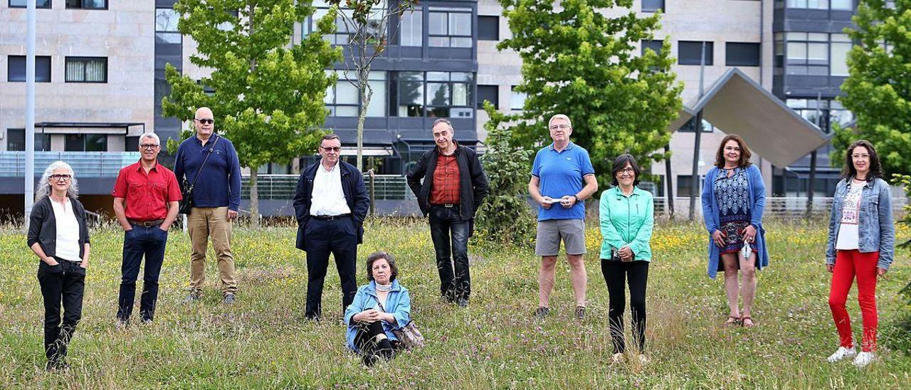 Los diez socios de la cooperativa, en Navia, donde esperan construir el edificio para convivir.