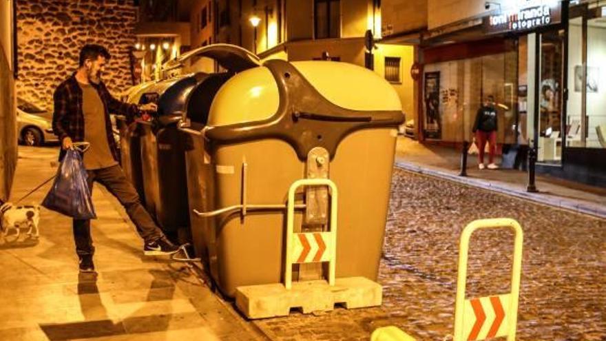 Grupo de contenedores de «quita y pon» instalados en la noche de ayer.