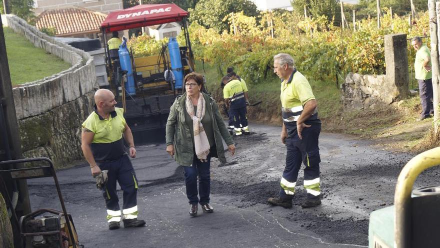 La concejala de Vías e Obras, María José Barciela, visita las obras del Camiño Sobreiro.