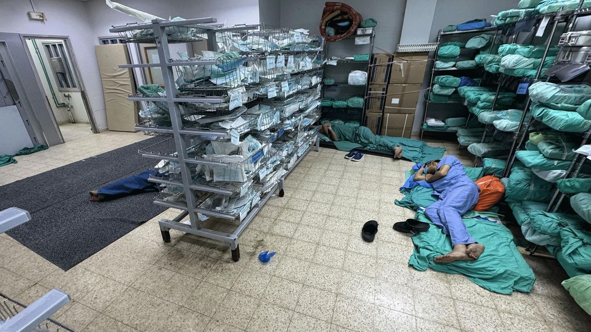 Médicos durmiendo en la sala de un hospital de Gaza en marzo de 2025.