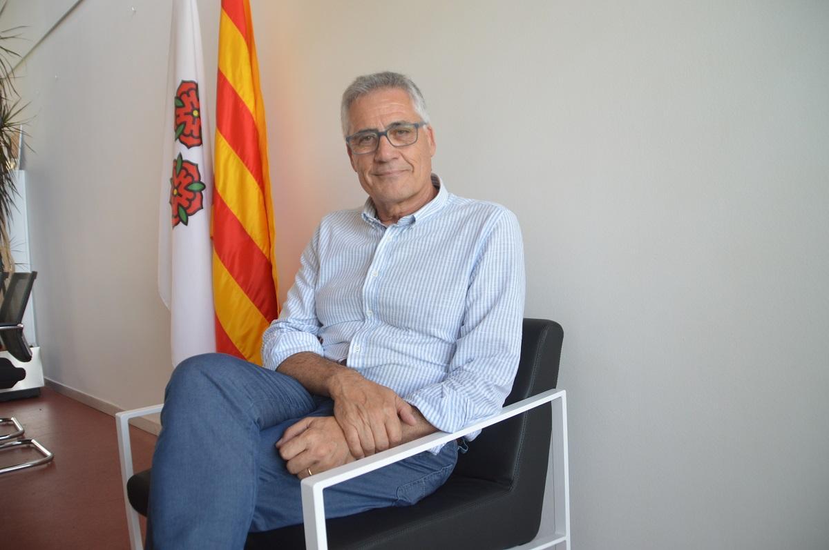 Josep Maria Martínez en el despatx de l'alcaldia de Roses.