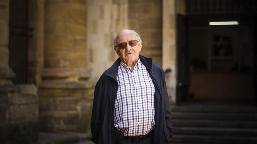 El padre Valdés, tras el último reconocimiento en Oviedo: «No sé si me hacen Hijo Adoptivo por méritos propios o porque la gente  es buena conmigo»