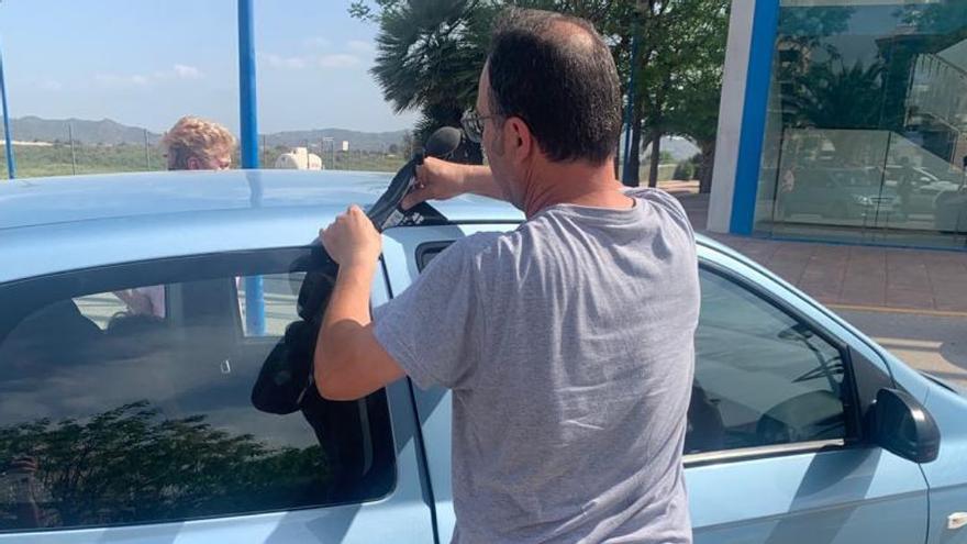 Libera a una niña encerrada en un coche aparcado al sol en Monforte del Cid