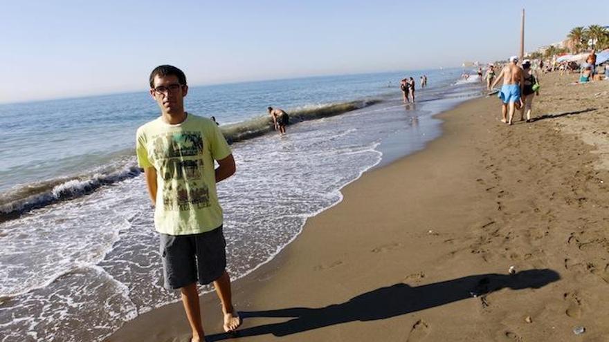 Juan Manuel Rada en la playa, cerca del lugar donde ocurrieron los hechos.