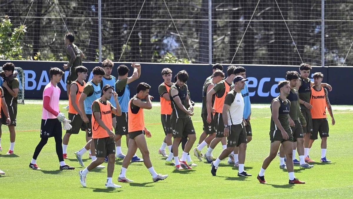 Fredi, con gorra entre sus jugadores, durante el entrenamiento matinal en la ciudad deportiva.