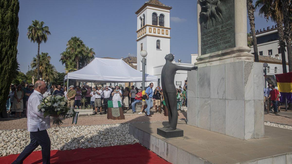 Monumento a Blas Infante rodeado de flores durante el acto por el 86 aniversario del asesinato de Blas Infante.