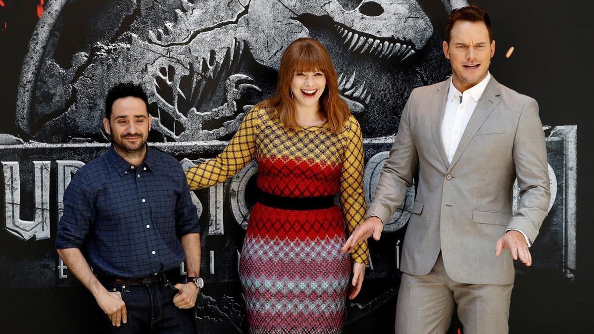 J. A. Bayona, Bryce Dallas Howard y Chris Pratt, ayer en Madrid, en la presentación de 'Jurassic World: El reino caído'