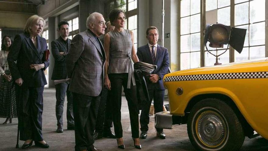 La reina Letizia y Martin Scorsese, ante un taxi neoyorquino en la Fábrica de Armas de La Vega, en Oviedo. // Irma Collín