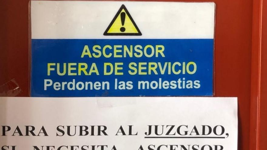 Cartel en el ascensor clausurado del Juzgado de Paz