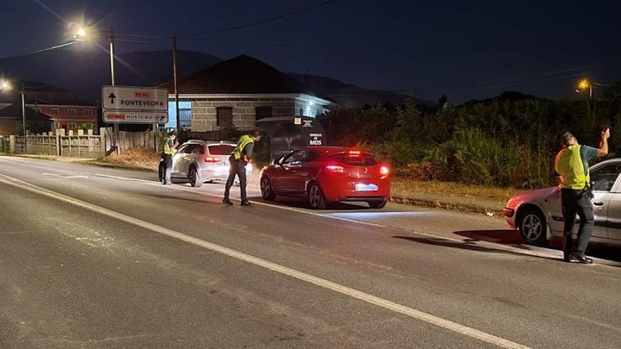 Los agentes de la benemérita en un control nocturno.