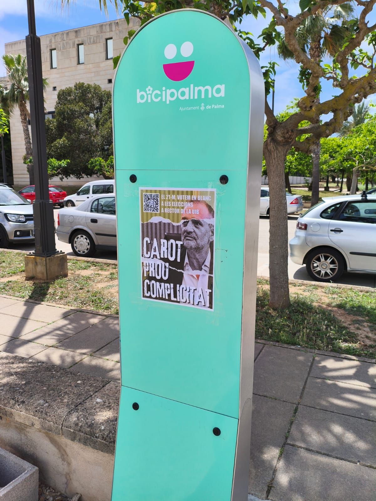 Empiezan a cortal carteles para pedir el voto en blanco en la UIB