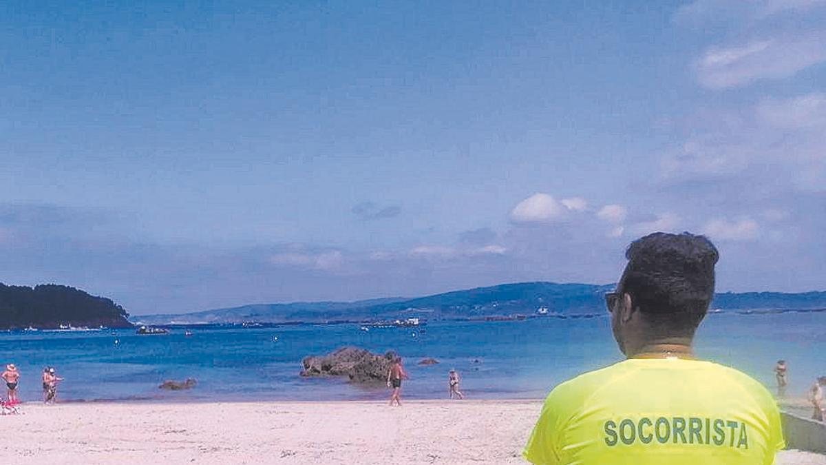 Un socorrista en la playa de San Pedro, en Veigue.