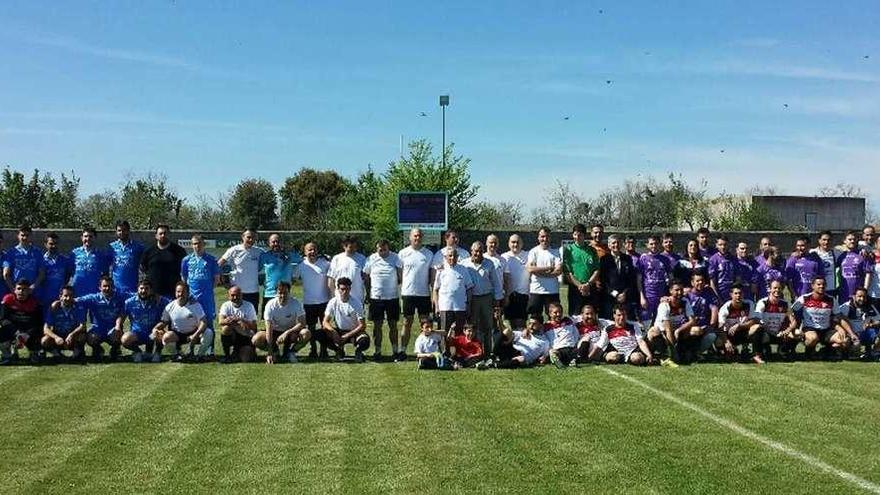 Foto de familia de todos los participantes.