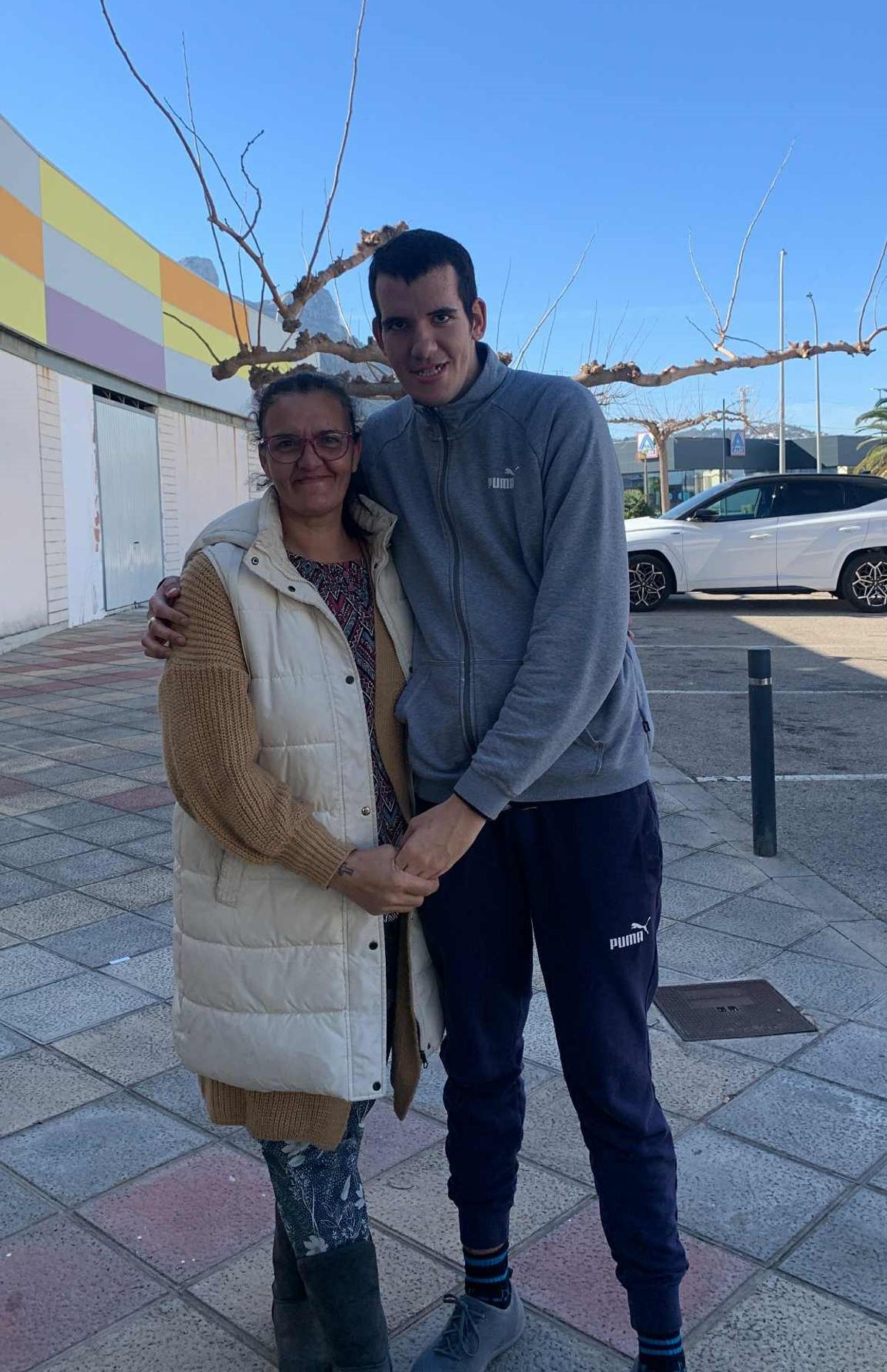 Carmen Espinosa, junto a su hijo Toni.