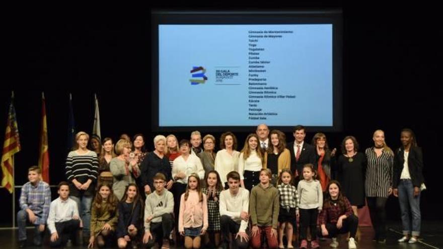 Los premiados en la XII Gala del Deporte de Burjassot junto al alcalde y los concejales.