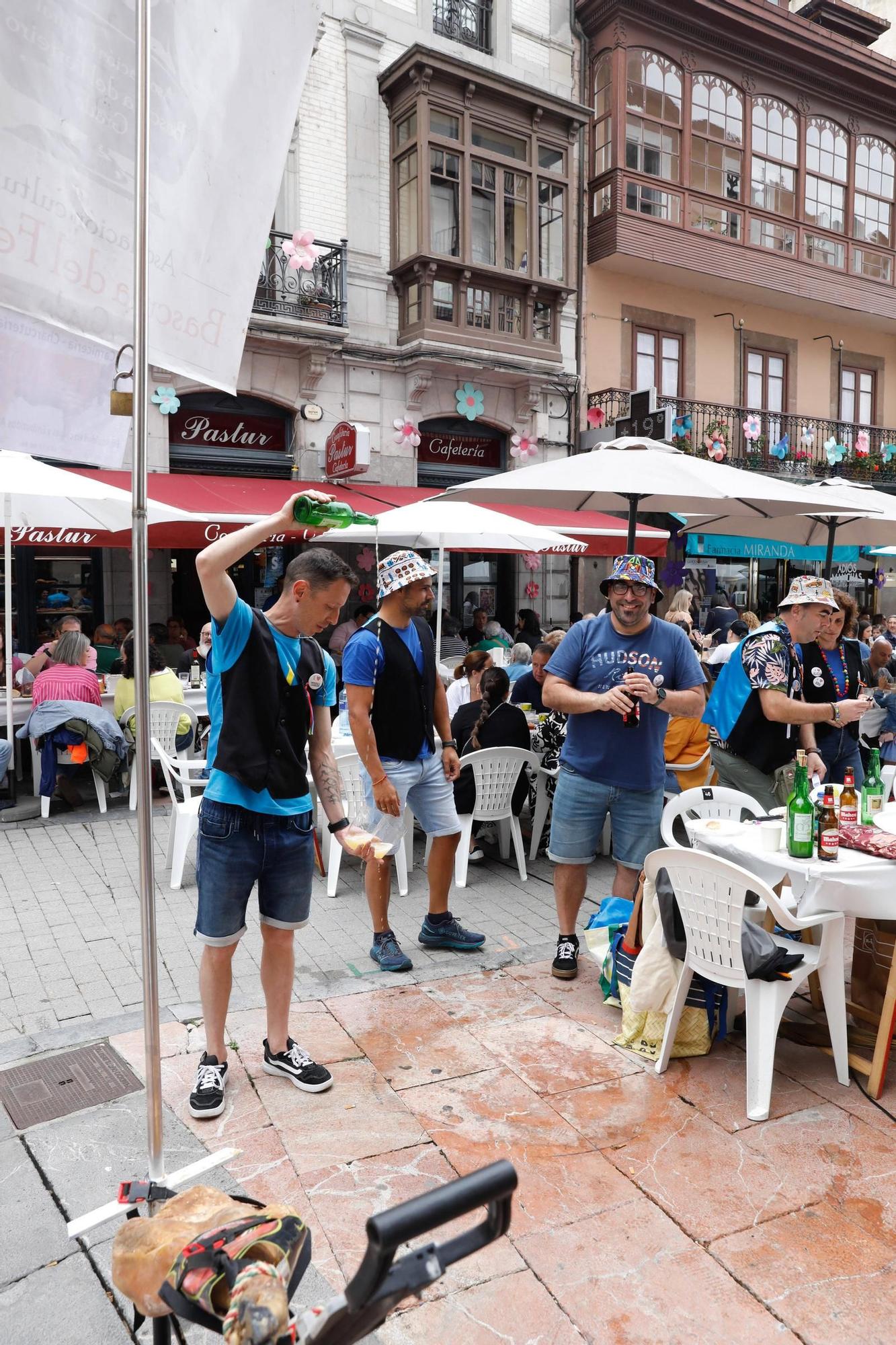 Grado abre boca para Santiago con la comida en la calle