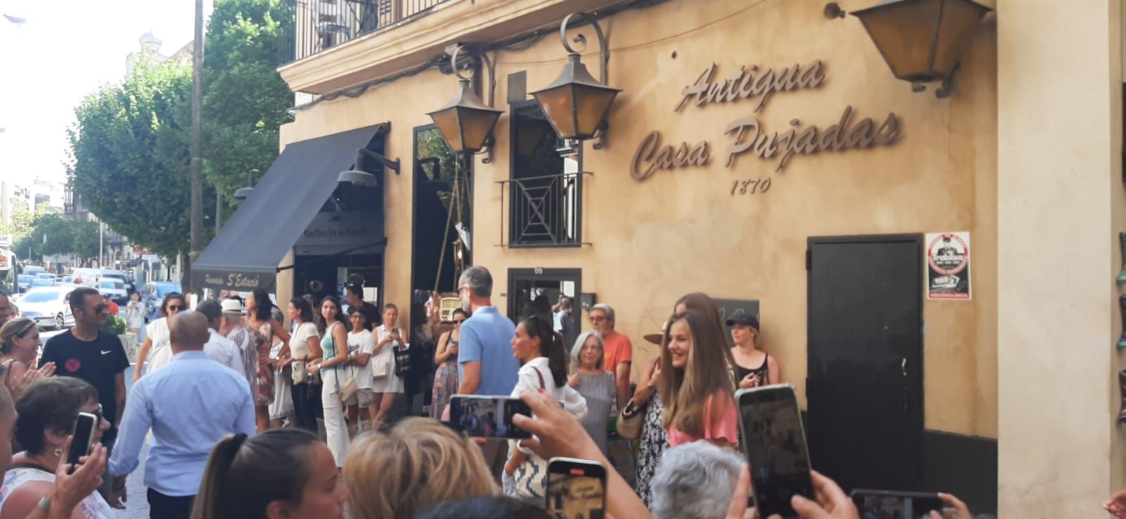 Los Reyes y sus hijas pasean por el centro de Palma