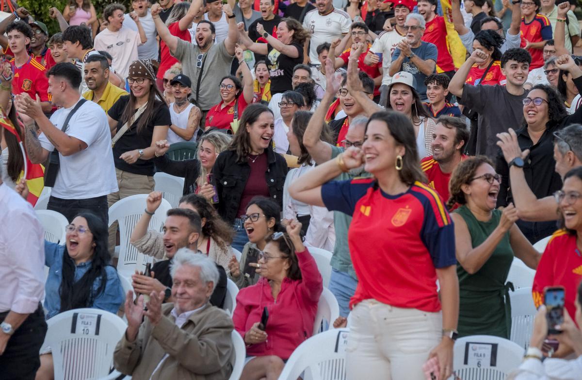 Ambiente del España-Bélgica de cuartos de final del Mundial 2026 en Plaza Don Benito Ambiente del España-Bélgica de cuartos de final del Mundial 2026 en Plaza Don Benito