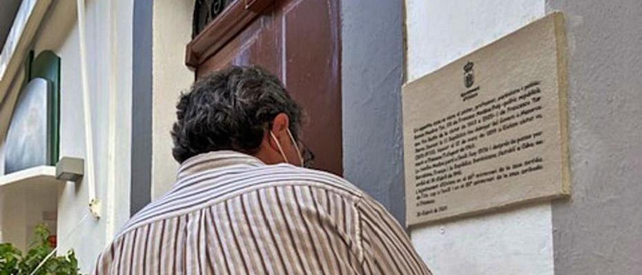 La placa se ha colocado en el paseo de Vara de Rey. | AE