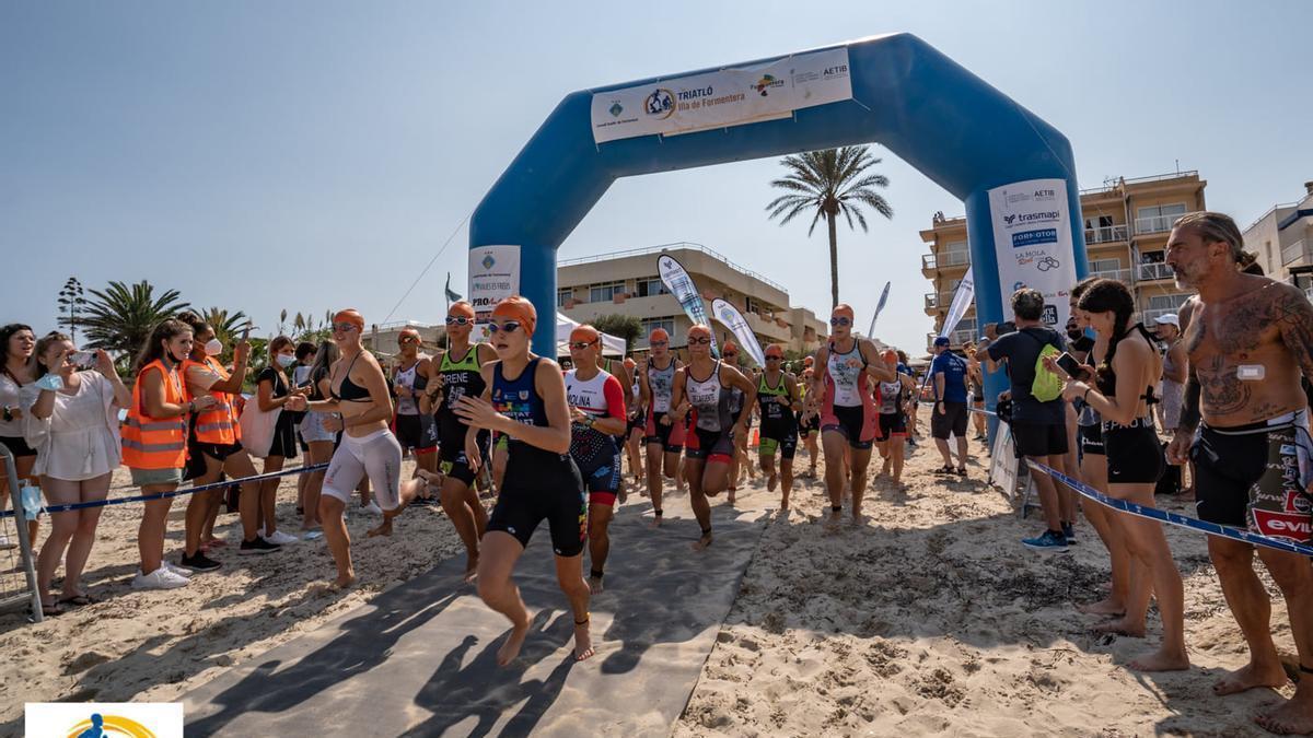 Salida de una prueba del Triatló Illa de Formentera en la edición de 2021