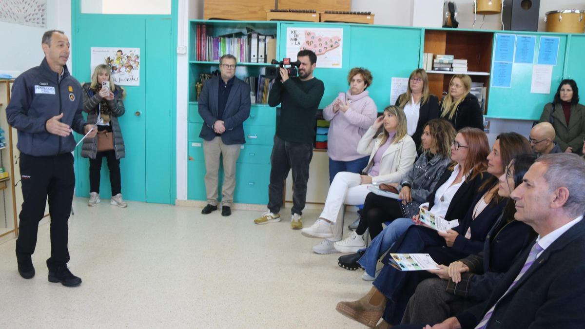 La presentación de la nueva guía de autoprotección en casos de emergencias, este viernes en L'Aldea (Baix Ebre).