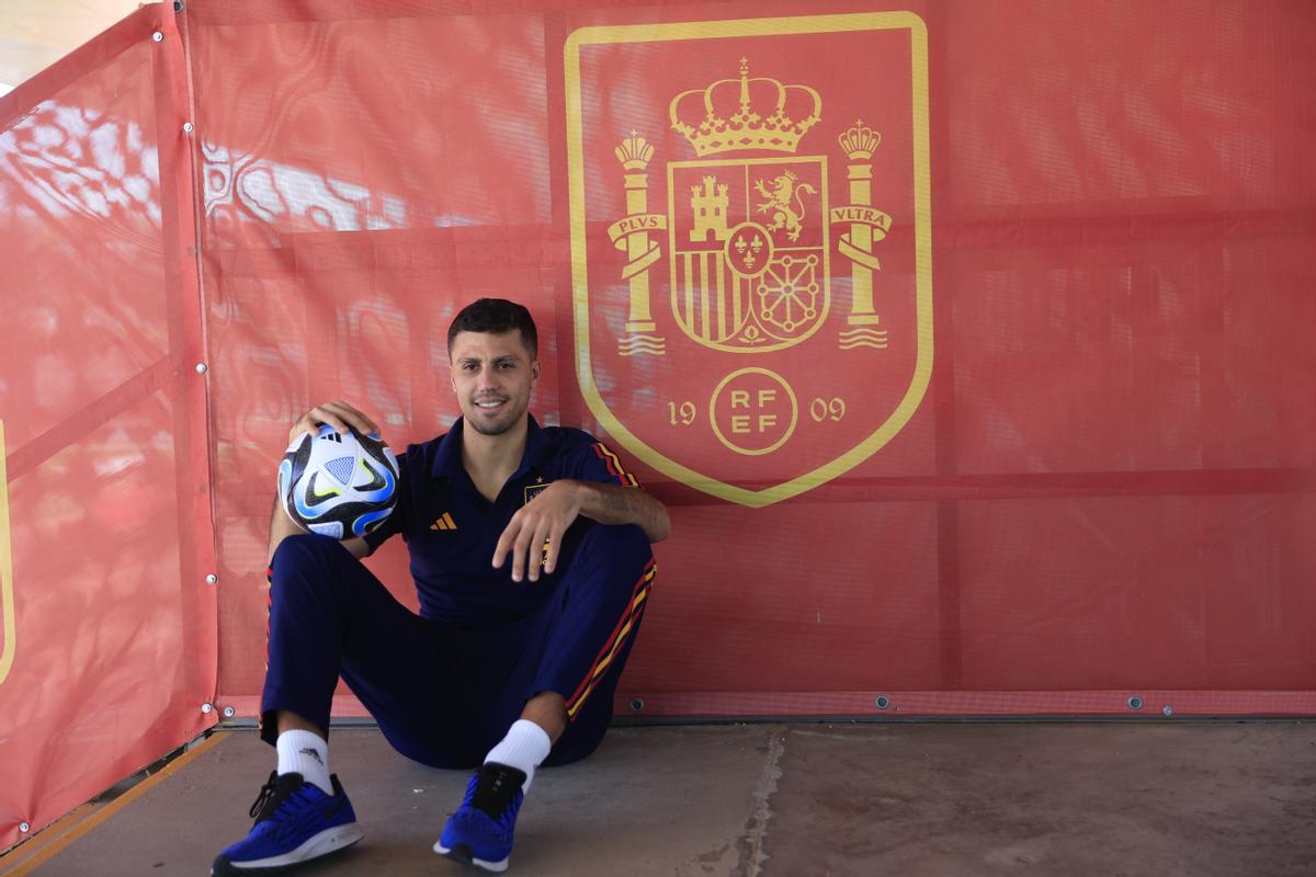 A sus 26 años, Rodri Hernández (Madrid, 22 de junio de 1996) ya es capitán de un club del poderío del Manchester City y pasa a serlo de la selección por el recambio generacional que impulsa Luis de la Fuente. EFE/Zipi