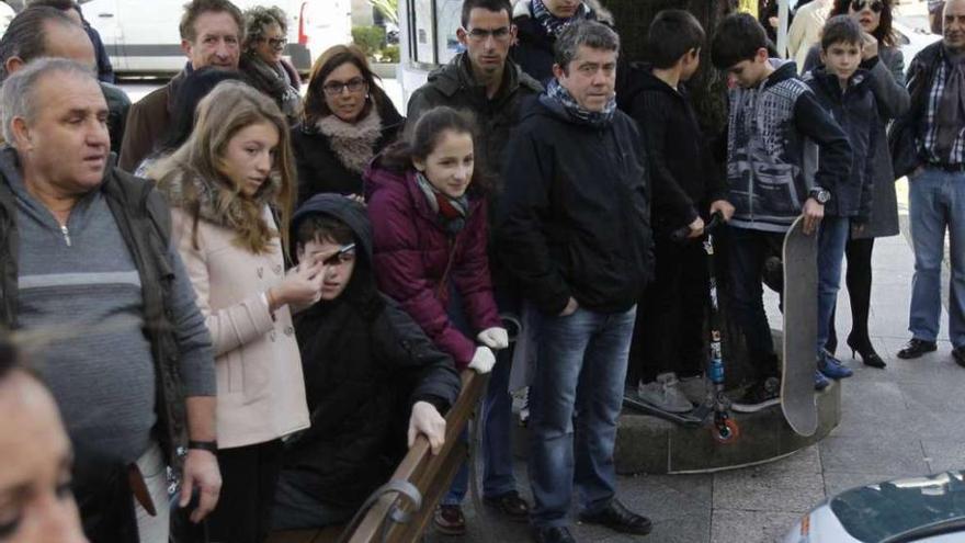 Expectación ante el edificio de los Juzgados de Tui. La puesta a disposición judicial de Miguel Rosendo, con presencia de numerosos medios de comunicación, fue en la mañana de ayer motivo de concentración en la Praza da Inmaculada de Tui de un amplio grupo de personas que siguieron expectantes el desarrollo de las emisiones televisivas y radiofónicas, en directo. Muchos esperaron con paciencia a presenciar la salida del imputado, con el rostro totalmente cubierto.