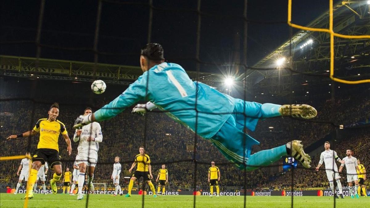 Keylor Navas despeja de puños en la jugada del primer gol alemán