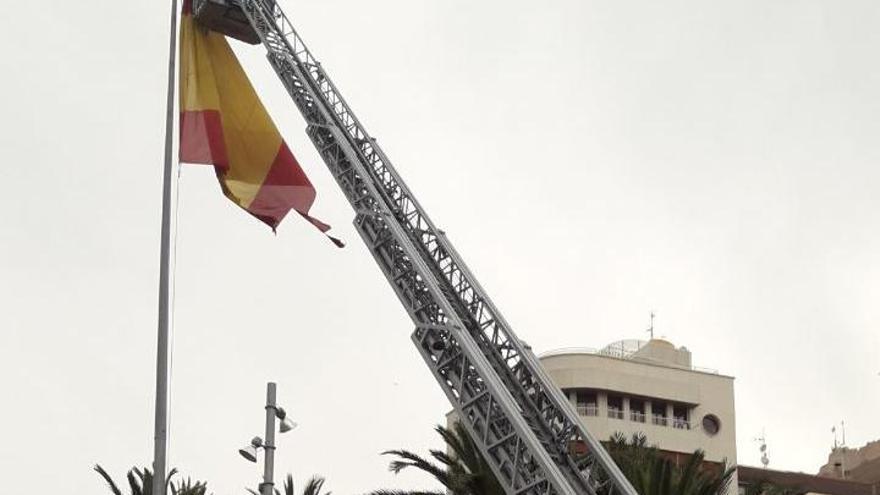 Los bomberos cambian la bandera de la plaza del Mar