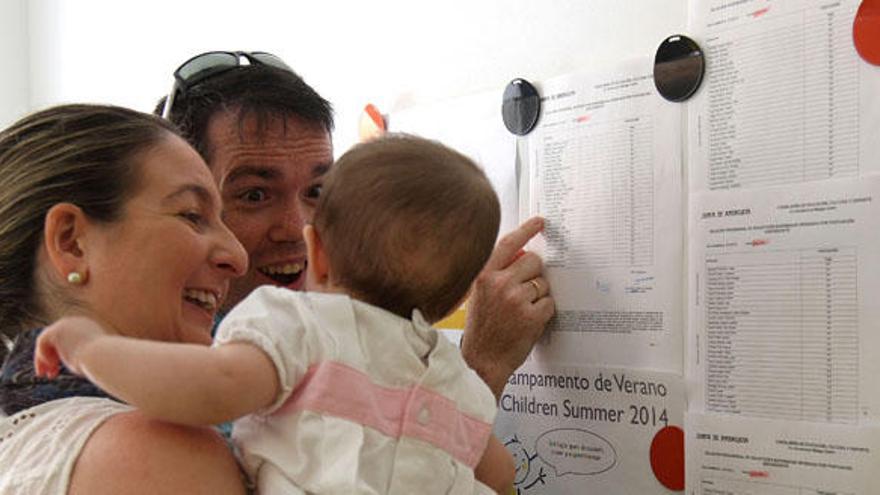 Unos padres y su bebé, en el Novaschool Málaga Centro.