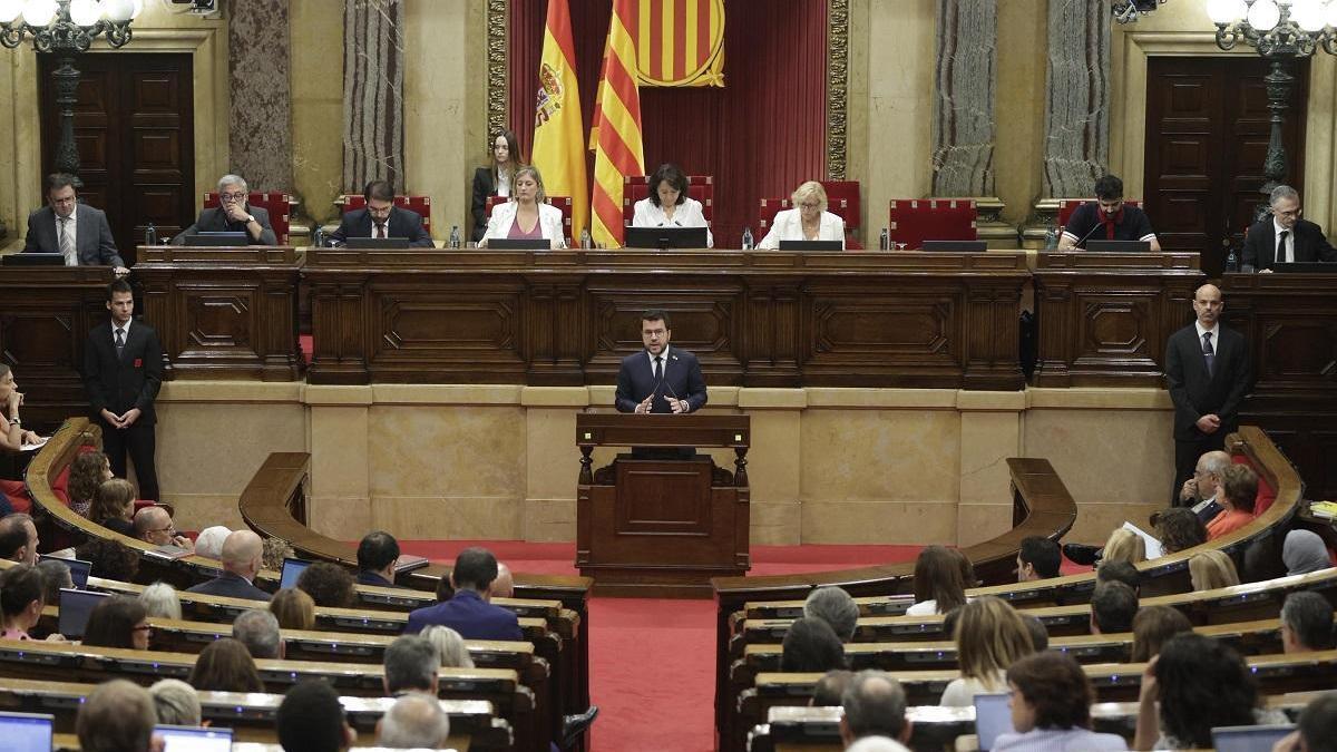 El pleno del Parlament, con el president Pere Aragonès en el atril